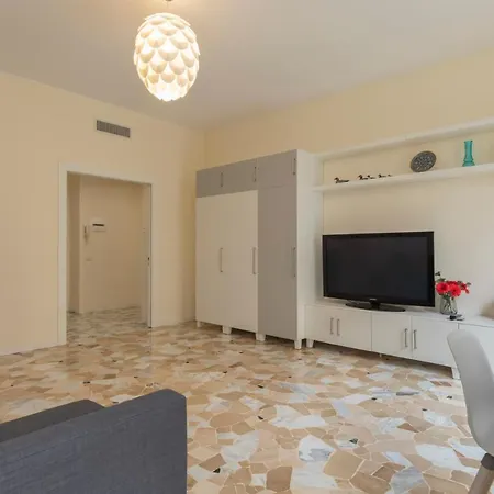 Joivy Modern 2bed Flat With Balcony, 250m From M5 Foppa And M2 Sant'agostino Mediolan