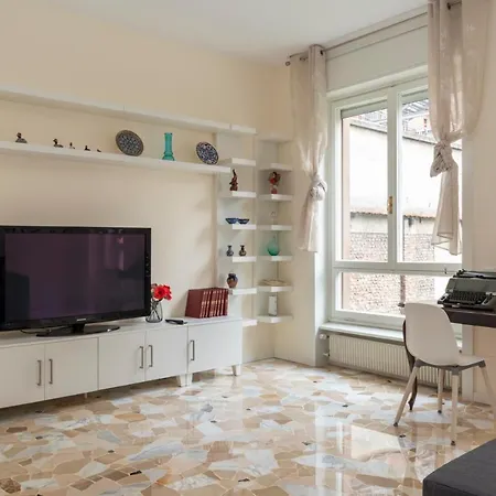 Apartment Joivy Modern 2bed Flat With Balcony, 250m From M5 Foppa And M2 Sant'agostino *