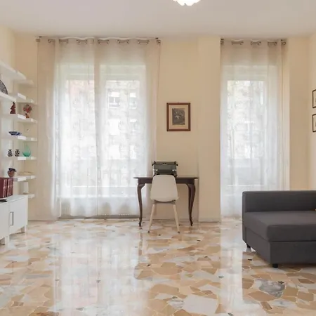 Apartment Joivy Modern 2bed Flat With Balcony, 250m From M5 Foppa And M2 Sant'agostino