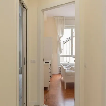 Joivy Modern 2bed Flat With Balcony, 250m From M5 Foppa And M2 Sant'agostino Apartment Milan