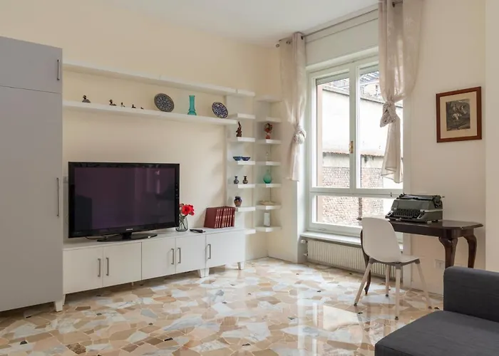 Apartament Joivy Modern 2bed Flat With Balcony, 250m From M5 Foppa And M2 Sant'agostino *
